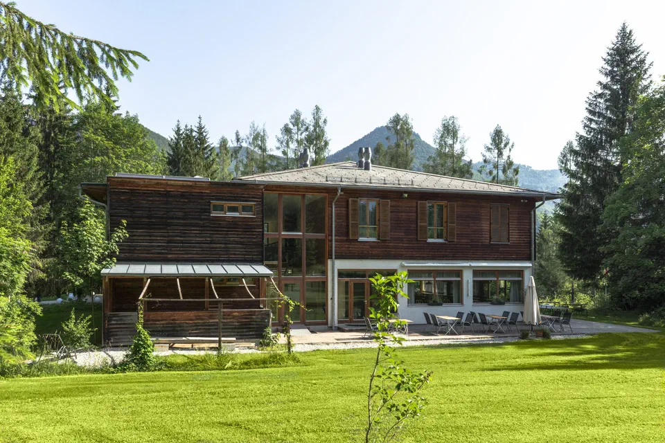Haus Wimmergreuth mit Wiese, Wald und Bergen