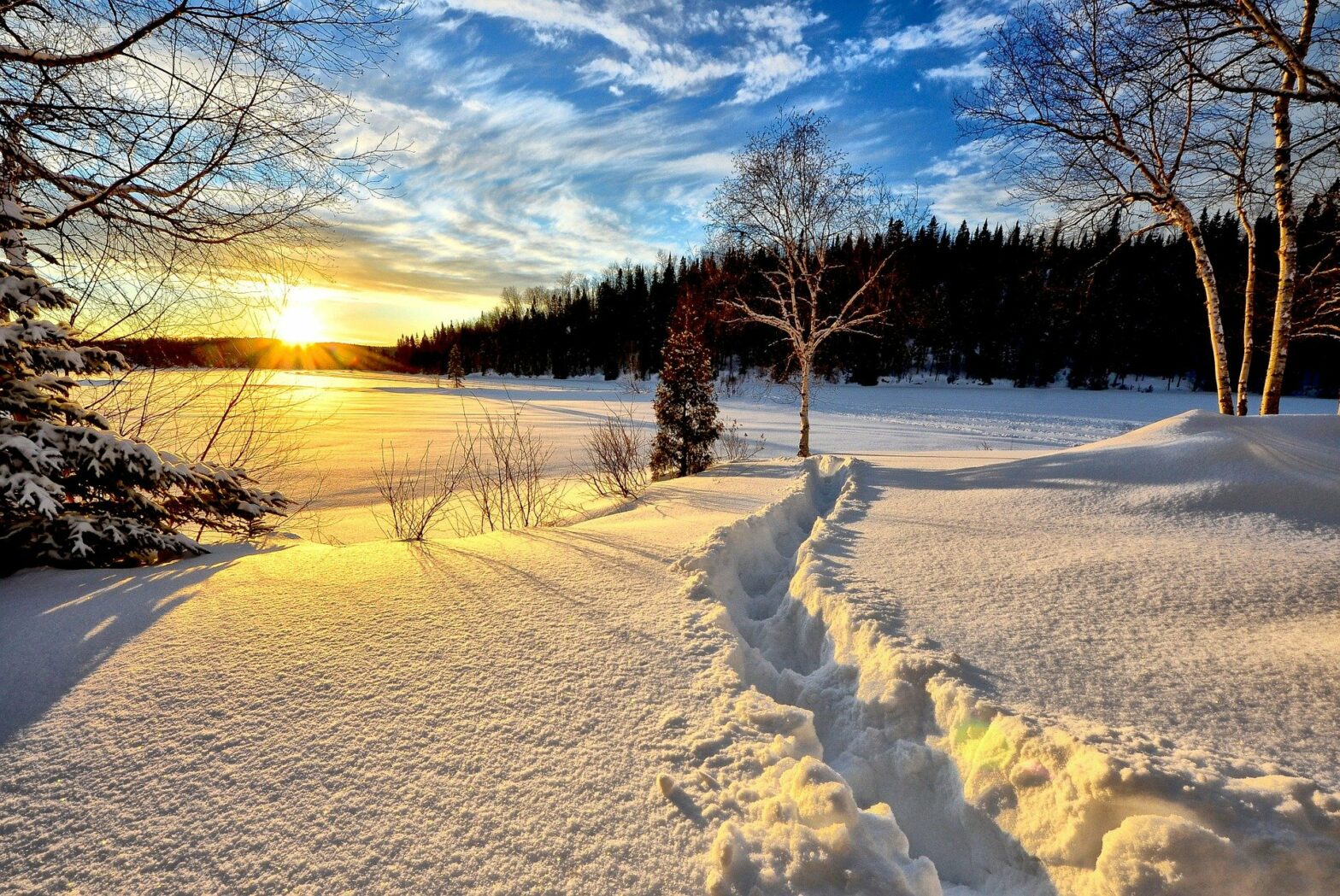 Schnee und Sonnenuntergang