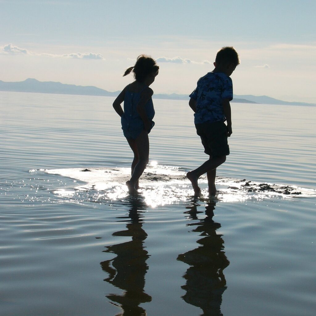 Kinder beim Baden